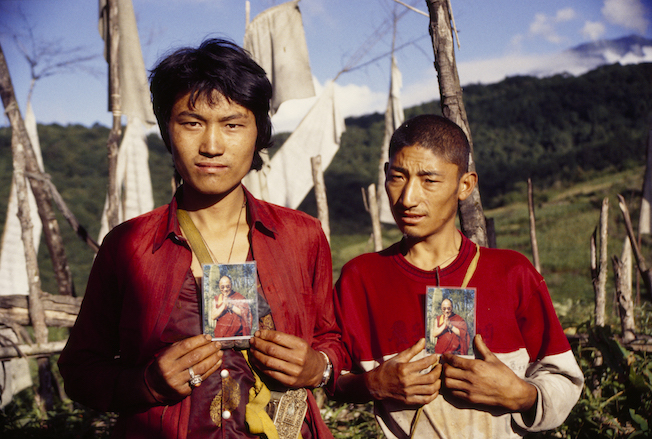 95 D 13 47a 1995 Porters w Dalai Lama Photo Rinchenpung