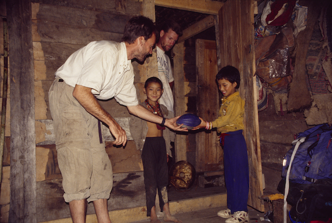 95 D 15 129b 1995 Troy Giving Football to Boy Rinchenpung