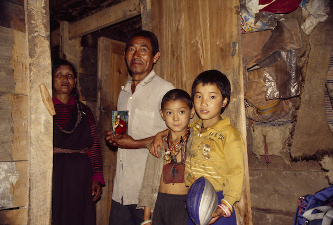 95 D 16 107b 1995 Dalai Lama Monpa Family